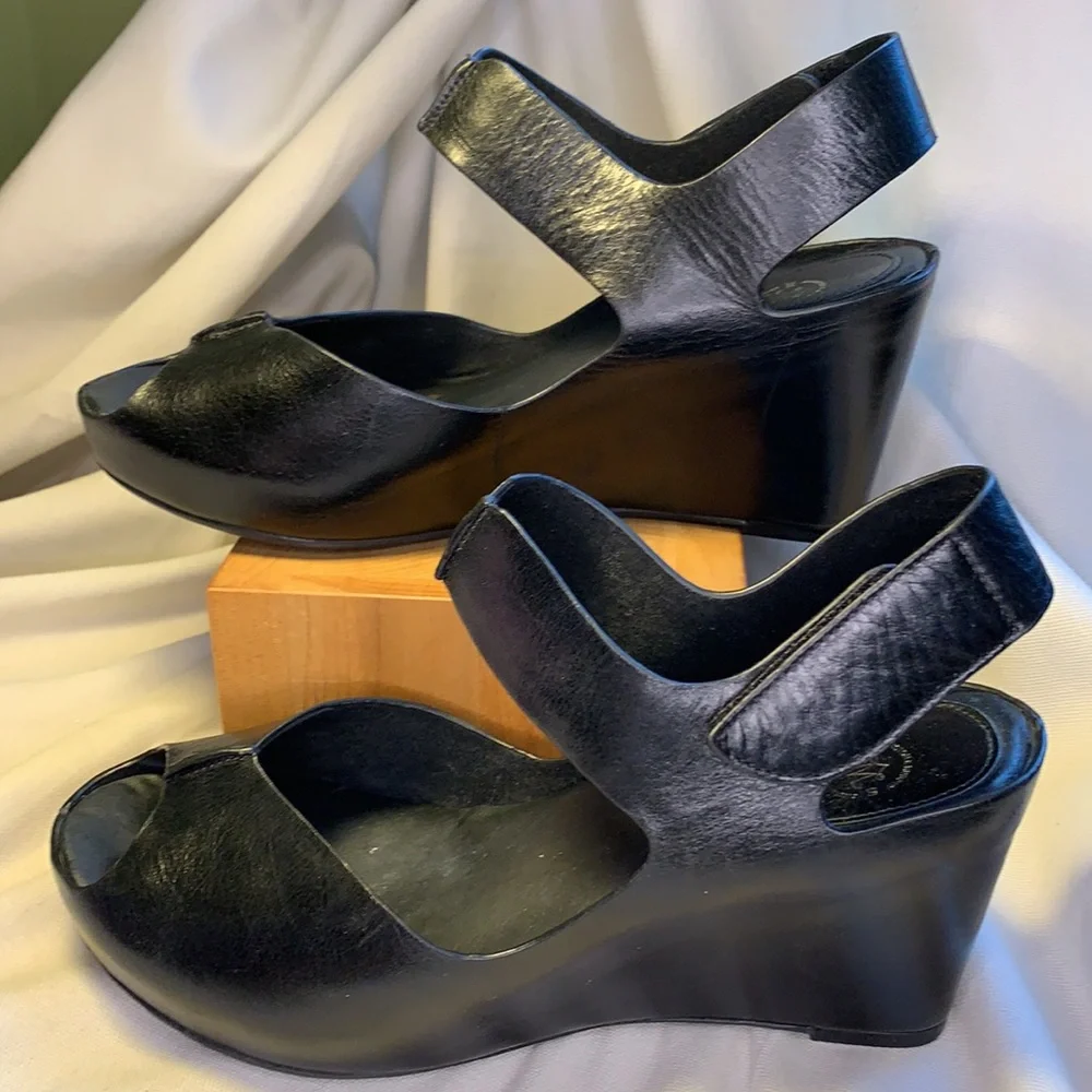 Johnston & Murphy almost NEW leather wedge peeptoe